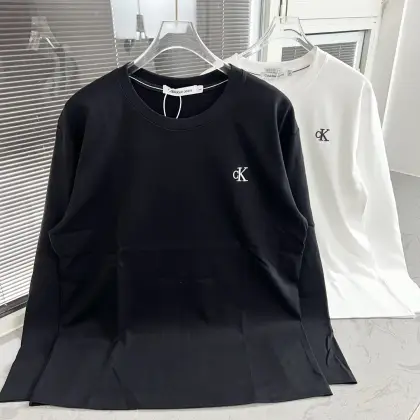 Calvin KleinCK 男女情侣休闲圆领长袖 凹凸 硅胶 印花+刺绣一体的工艺 成本增加耗时耗力 莱卡面料质感非常细腻 手感柔软平滑 弹性最好 穿着舒适 体贴合身 现货发售Calvin Klein CK一直坚守完美主义,每一件Calvin Klein时装都显得非常完美.Calvin Klein在时装界纵横了50年,享有盛名,并被认为是当今美国时尚的代表人物.此款采用C家进口真丝光棉面料,面料质感非常细腻,手感柔软平滑、弹性最好、穿着舒适、体贴合身.衣服正面经典logo刺绣图案!特别说明一下喔,刺绣是采用日本进口万针机器,喜欢的朋友,赶紧下手吧,好货不等人,且买且珍惜! 颜色:黑色 白色 : 衣长70胸围110肩宽52.5 L: 衣长72胸围114 肩宽53.5 XL: 衣长74胸围118 肩宽54.5 (手工测量存在误差1~3cm)
